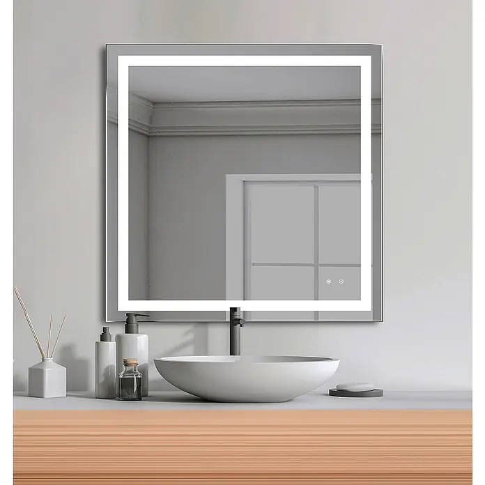 Camargue Espejo con luz Aitana - 80 x 80 cm, Función antivaho, 24,96 W - Elegante interior de baño con un moderno espejo iluminado con LED que muestra el lavabo y la decoración minimalista para una estética limpia y brillante.