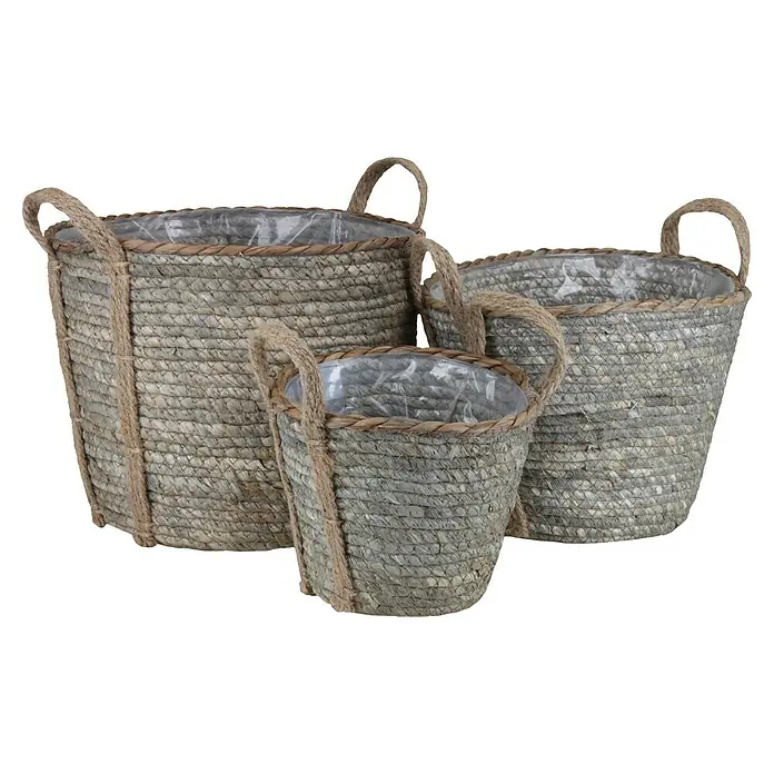 A.H.G. Pflanzkorb - Außenmaß (Ø x H): 29 x 23 cm, Naturmaterialien, Natur - Das Bild zeigt ein Set von drei handgeflochtenen Pflanzkörben mit robusten Griffen, ideal für die stilvolle Präsentation von Pflanzen im Innenbereich.