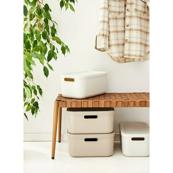 Rotho Aufbewahrungsbox - L x B x H: 39,5 x 23,5 x 17,7 cm, Kunststoff, Weiß, 12 l - Auf einem geflochtenen Hocker stehen mehrere farblich passende Aufbewahrungsboxen mit Deckel und praktischen Griffen.