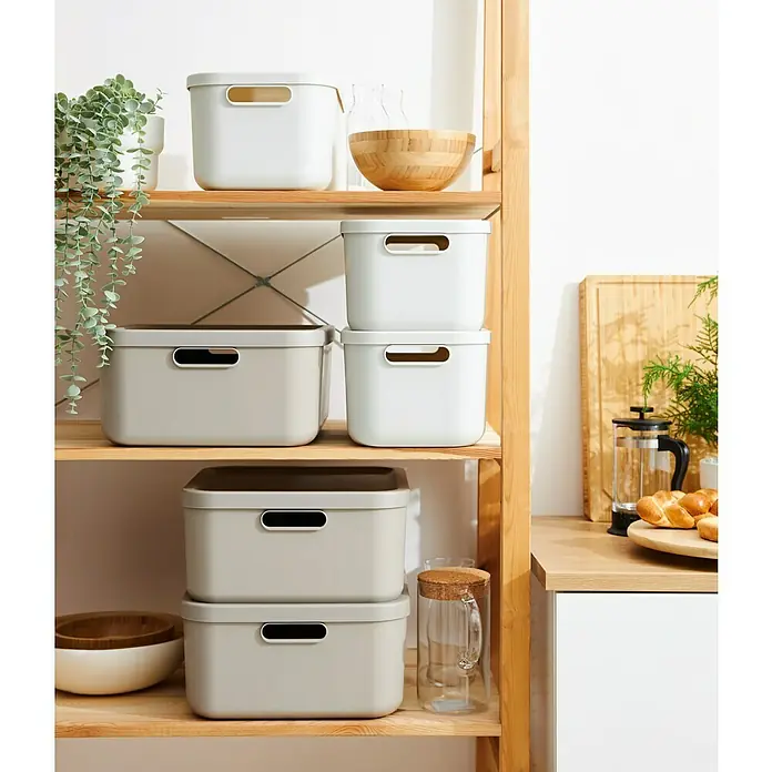 Rotho Aufbewahrungsbox - L x B x H: 39,5 x 23,5 x 17,7 cm, Kunststoff, Weiß, 12 l - Regalkonstellation mit grauen und weißen Aufbewahrungsboxen und Holzschalen, die die Organisation und Ästhetik der Küche hervorheben.