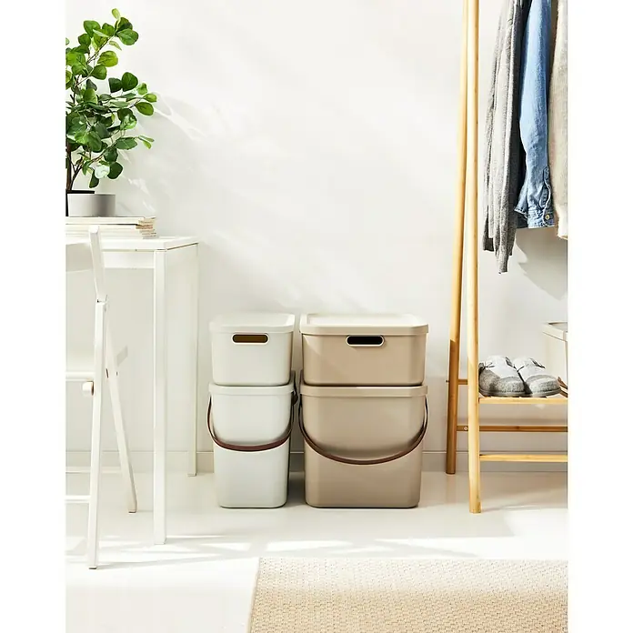 Rotho Aufbewahrungsbox - L x B x H: 39,5 x 23,5 x 17,7 cm, Kunststoff, Weiß, 12 l - Stapelbare Aufbewahrungsboxen in Beige und Weiß, ideal für eine ordentliche und stilvolle Organisation im Zuhause. Praktische Lösungen für jeden Raum.