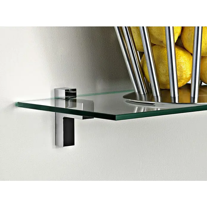 Rei Soporte de pared para estantes 2445 - L x An x Al: 2,6 x 8,3 x 6,7 cm, Cromo - Primer plano de una estantería de vidrio transparente con soportes cromados pulidos montados en una pared blanca, que muestra un frutero.