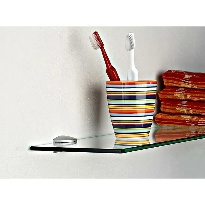 Rei Soporte de pared para estantes 2088 - L x An x Al: 5 x 2,5 x 2,5 cm, Cromo, Resplandeciente - Un estante de baño de vidrio que muestra un colorido portacepillos con cepillos de dientes y toallas apiladas, creando un ambiente de baño moderno y ordenado.