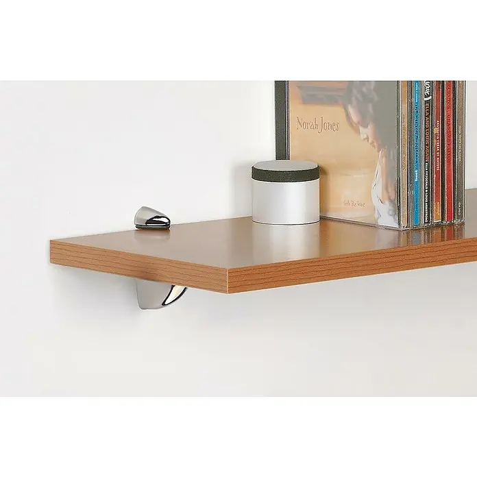 Rei Soporte de pared para estantes Brillante - Carga soportada: 25 kg, Apto para: Estantes, Cromo, 2 ud. - Primer plano de un estante flotante de madera con CDs, un tarro y un soporte de montaje en una pared blanca.