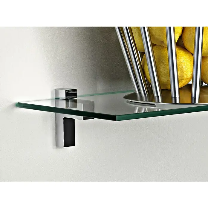 Rei Soporte de pared para estantes 2445 - Carga soportada: 40 kg, Apto para: Estantes, Cromo, 2 ud. - Primer plano de una estantería de vidrio con soportes cromados en una pared blanca, mostrando un frutero lleno de limones.