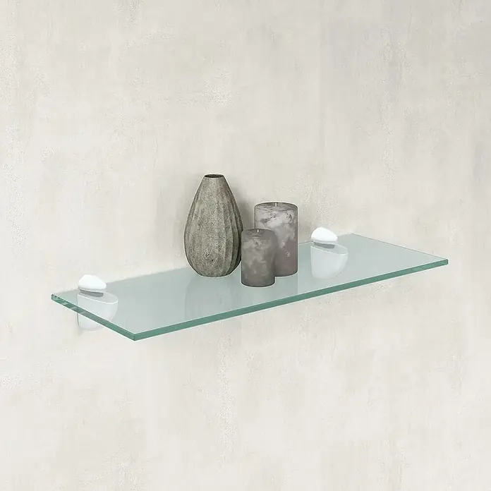 Rei Soporte de pared para estantes Pelican - L x An x Al: 5,4 x 4,1 x 2,6 cm, Blanco, Apto para: Estantes - Estante de vidrio con decoraciones como un jarrón y velas, montado en una pared texturizada.
