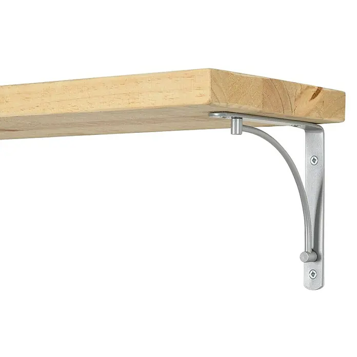 Rei Escuadra de soporte Arch - L x An x Al: 15 x 15 x 2 cm, Plateado - Primer plano de una estantería de madera de color claro, sostenida por un solo soporte de estantería plateado sobre un fondo negro.