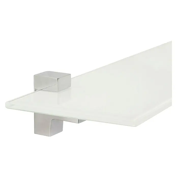 Rei Soporte de pared para estantes 2444 - L x An x Al: 2,4 x 5,2 x 4,8 cm, Blanco - Primer plano de una estantería de vidrio blanco con soportes cromados, que combina diseño moderno y funcionalidad.