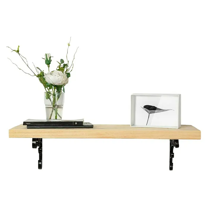 Rei Escuadra de soporte 1475 - L x An x Al: 13 x 13 x 1,2 cm, Negro - Elegante estante flotante de madera clara con soportes negros, adornado con flores, libros y un cuadro moderno.