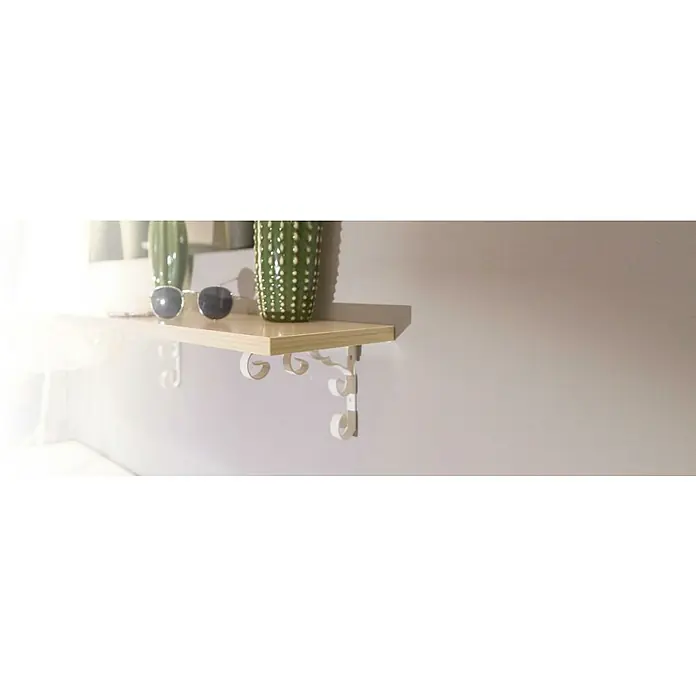 Rei Escuadra de soporte 1475 - L x An x Al: 13 x 13 x 1,2 cm, Blanco - Primer plano de una estantería de pared que muestra objetos decorativos y gafas de sol, destacando la solución de almacenamiento elegante y funcional.