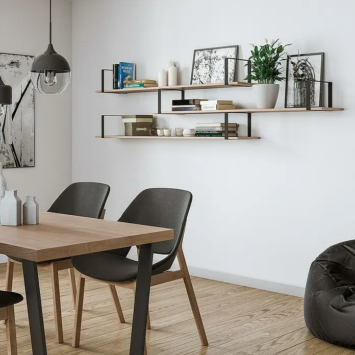 Rei Escuadra de pared recta - L x An x Al: 311 x 211 x 30 mm, Carga soportada: 30 kg, Negro - La imagen muestra un comedor moderno con una mesa de comedor, sillas y elegantes estantes de pared adornados con libros y decoraciones.