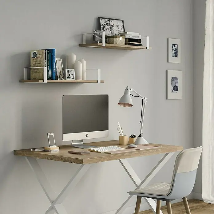 Rei Escuadra de pared recta - L x An x Al: 211 x 106 x 30 mm, Carga soportada: 30 kg, Blanco - Un espacio de trabajo moderno con un escritorio elegante, estantes y un ordenador, que muestra un diseño minimalista y funcional.