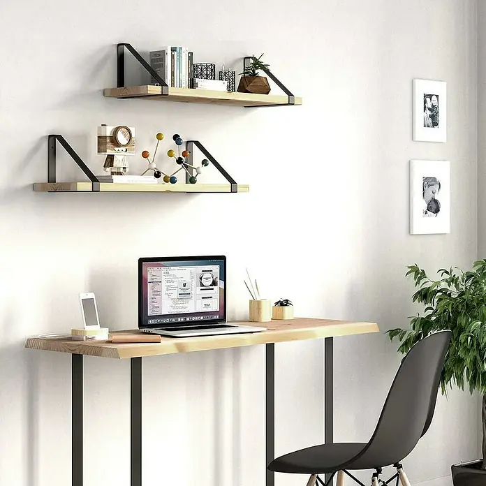 Rei Escuadra de pared Tri - L x An x Al: 261 x 211 x 30 mm, Carga soportada: 30 kg, Negro - Configuración de oficina moderna con dos estantes de pared, un portátil en un escritorio de madera y una silla gris contra una pared blanca.