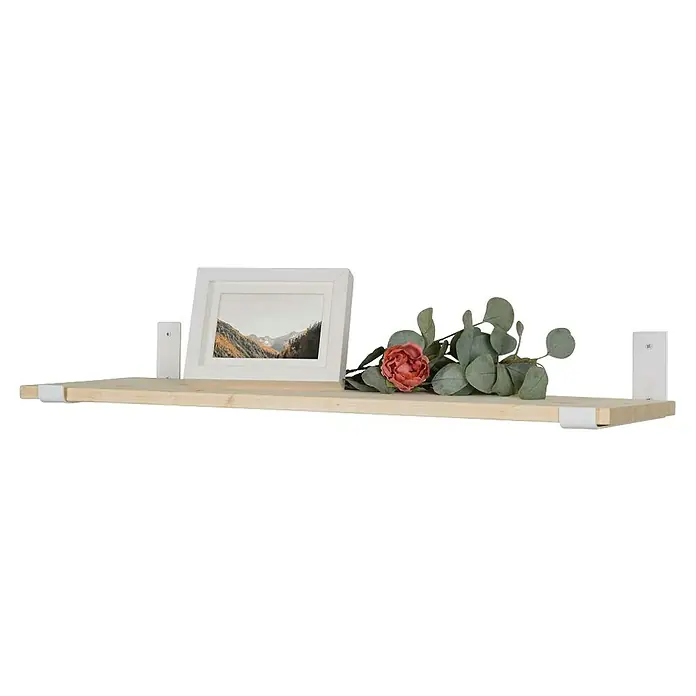 Rei Escuadra de pared lineal - L x An x Al: 261 x 40 x 103 mm, Carga soportada: 25 kg, Blanco - Primer plano de un estante de madera clara con soporte blanco, decorado con una foto y un arreglo floral.