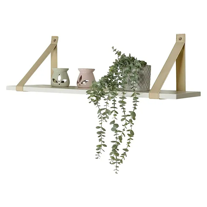 Rei Escuadra de pared - L x An x Al: 435 x 40 x 5 mm, Carga soportada: 20 kg, Crema, Polipiel - Estante de pared con correas de cuero claro y decoraciones, incluyendo dos portavelas y una maceta con una larga planta verde colgante.
