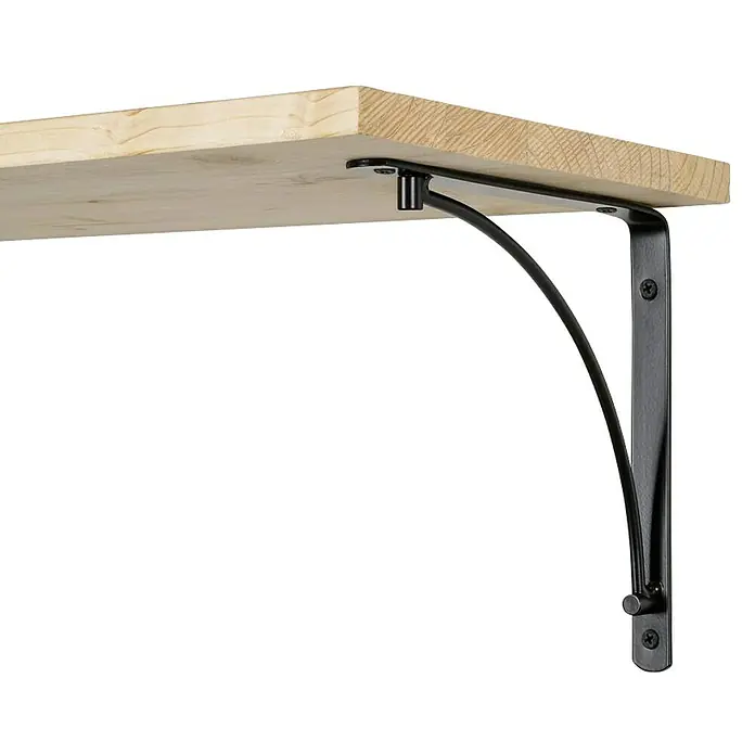 Rei Escuadra de soporte Arch - L x An x Al: 20 x 20 x 2 cm, Carga soportada: 30 kg, Negro - Primer plano de un soporte de estante de metal negro fijado a un estante de madera. Proporciona un soporte elegante y robusto para sus necesidades de estanterías.