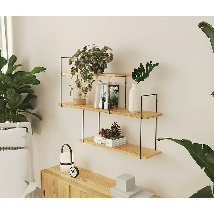 Rei Soporte de estantería Varilla doble - An x Al: 200 x 465 mm, Acero, Negro - Elegante estantería de pared de tres niveles con estantes de madera clara y soportes de metal negro, adornada con plantas y libros.
