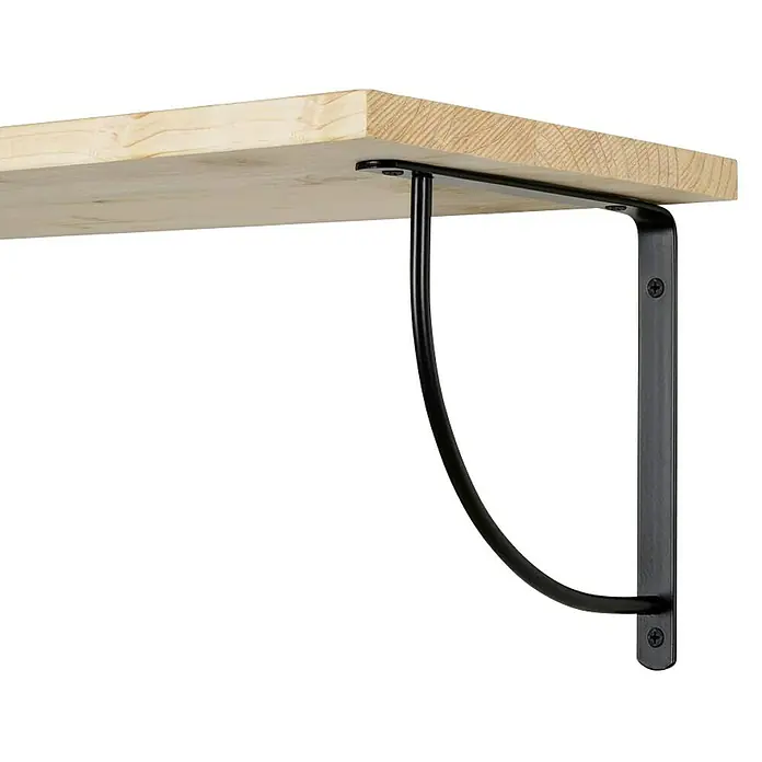 Rei Escuadra de soporte Belly XL - L x An x Al: 20 x 20 x 2 cm, Carga soportada: 30 kg, Acero, Negro - Primer plano de un estante de madera clara con un soporte de estante negro mate. El soporte proporciona un soporte resistente y un diseño sencillo.