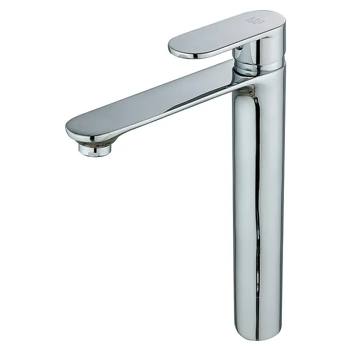 Universal de Grifería Tarim Grifo de lavabo alto - Cromo - Primer plano de un moderno grifo de baño cromado con líneas limpias y un diseño minimalista sobre un fondo negro.