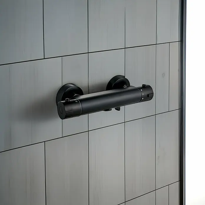 Universal de Grifería New Design Grifo con termostato - Ancho: 26 cm, Negro, Mate - Elegante mezclador de ducha negro de pared, que combina funcionalidad con la estética moderna del baño para una experiencia elegante.