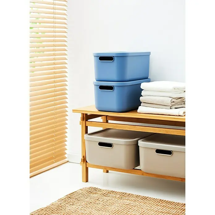 Rotho Aufbewahrungsbox - L x B x H: 39,5 x 23,5 x 17,7 cm, Kunststoff, Horizonblau, 12 l - Zwei blaue und zwei graue Aufbewahrungsboxen mit Deckel auf einem Holzregal, ideal für die Organisation von Gegenständen im Haus.
