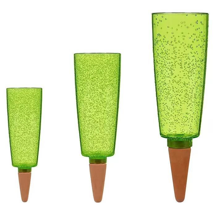 Scheurich Wasserspender Copa - 500 ml, Green - Drei grüne, durchscheinende Pflanzenbewässerungsspieße mit Terrakotta-Basen zur automatischen Bewässerung.
