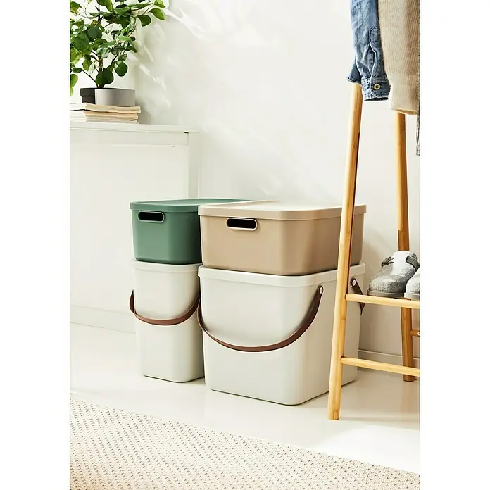 Rotho Aufbewahrungsbox - L x B x H: 39,2 x 35,5 x 17,7 cm, Kunststoff, Cappuccino, 20 l - Zwei Stapel mit Aufbewahrungsboxen, bestehend aus Boxen mit Deckel in Grün und Beige sowie Behältern mit Griffen in Weiß.