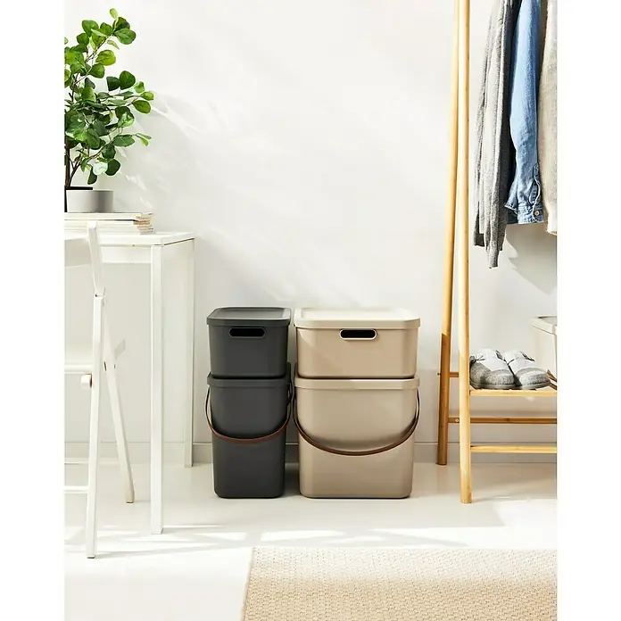Rotho Aufbewahrungsbox - L x B x H: 39,2 x 35,5 x 17,7 cm, Kunststoff, Cappuccino, 20 l - Zwei Stapel von Ordnungsboxen mit Deckel und Tragegriff, einmal in Anthrazit und einmal in Beige, die für eine organisierte Aufbewahrung sorgen.