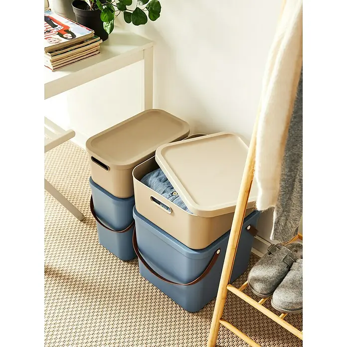 Rotho Aufbewahrungsbox - L x B x H: 39,5 x 23,5 x 17,7 cm, Kunststoff, Cappuccino, 12 l - Stapelbare Aufbewahrungsboxen in Beige und Blau mit Deckel und Griffen für eine ordentliche Aufbewahrung von Gegenständen im Haus.