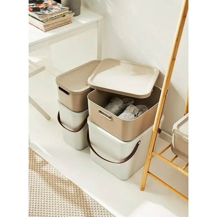 Rotho Aufbewahrungsbox - L x B x H: 39,5 x 23,5 x 17,7 cm, Kunststoff, Cappuccino, 12 l - Aufbewahrungsboxen mit Deckel aus Kunststoff, einige davon gestapelt und einige mit Griffen. Praktisch und dekorativ.
