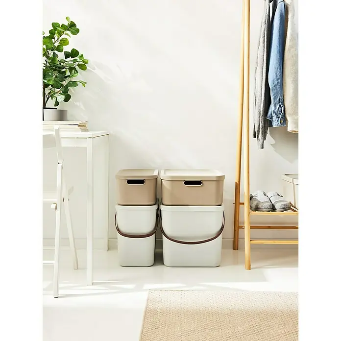 Rotho Aufbewahrungsbox - L x B x H: 39,5 x 23,5 x 17,7 cm, Kunststoff, Cappuccino, 12 l - Zwei Stapel aus Aufbewahrungsboxen mit Deckel in Beige und Weiß, die stilvoll Ordnung in jedem Raum schaffen. Perfekt für eine cleane und organisierte Optik.