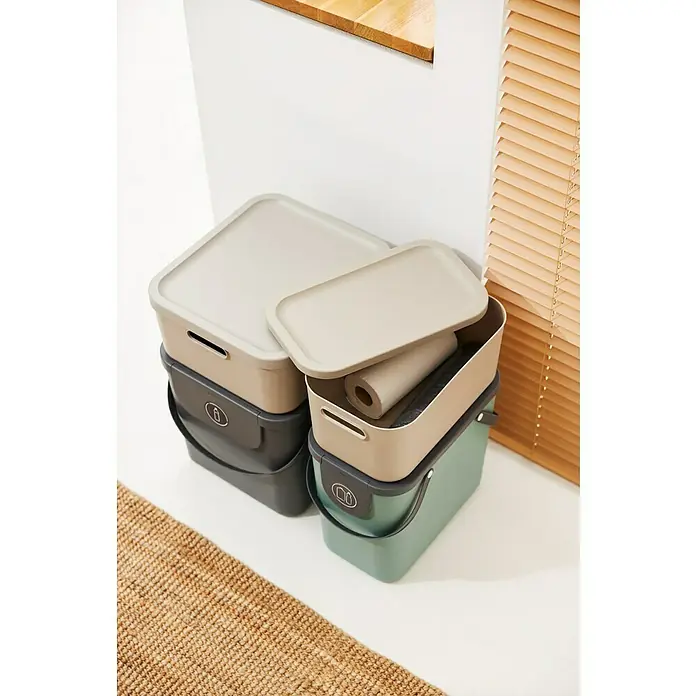 Rotho Aufbewahrungsbox - L x B x H: 39,5 x 23,5 x 17,7 cm, Kunststoff, Cappuccino, 12 l - Ein Stapel von bunten Recyclingbehältern mit Deckeln, die eine umweltfreundliche Abfallentsorgungslösung für zu Hause bieten.
