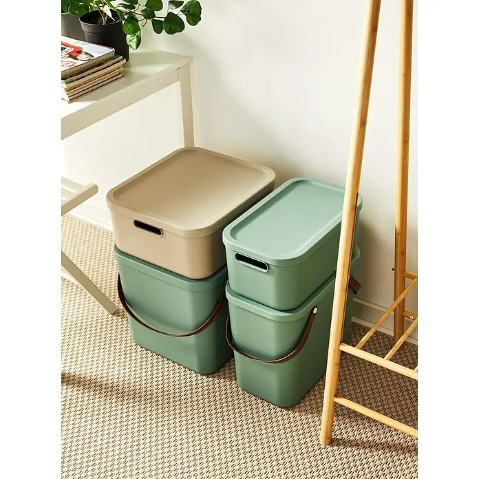 Rotho Aufbewahrungsbox - L x B x H: 39,2 x 23,5 x 17,7 cm, Kunststoff, Mistelzweiggrün, 12 l - Stapelbare Aufbewahrungsboxen in Beige- und Grüntönen mit praktischen Tragegriffen für eine ordentliche und stilvolle Organisation im Raum.