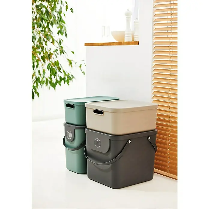 Rotho Aufbewahrungsbox - L x B x H: 39,2 x 23,5 x 17,7 cm, Kunststoff, Mistelzweiggrün, 12 l - Zwei übereinander gestapelte Mülleimer aus Kunststoff mit Deckel in Grün und Beige, ideal für die Mülltrennung im Haushalt.