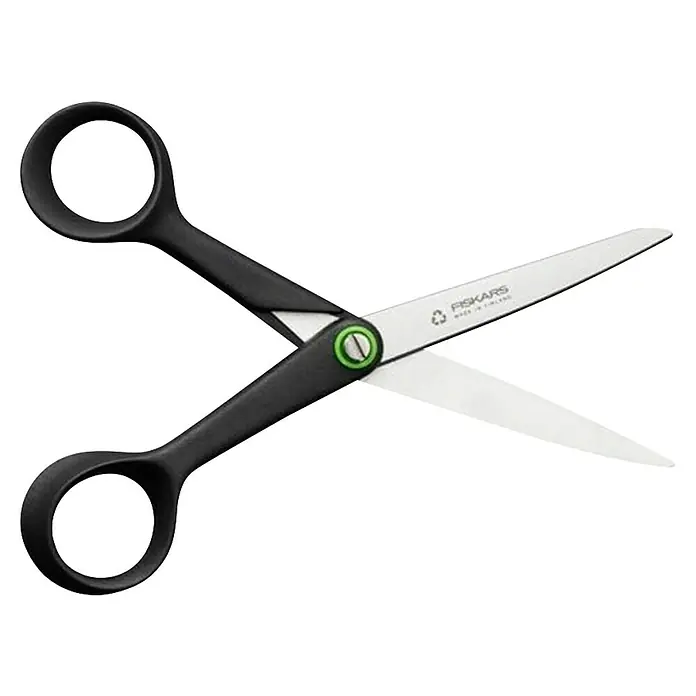 Fiskars Tijera universal multiusos Functional Form ReNew - Largo: 16,7 cm, Longitud de corte: 8 cm, Acero inoxidable - Tijeras Fiskars con mangos negros y hojas brillantes, que se muestran abiertas. Ideales para manualidades y tareas de oficina.
