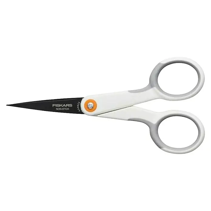 Fiskars Tijeras para manualidades Micro-Tip - Largo: 12,3 cm, Longitud de corte: 4,7 cm, Acero inoxidable - Un primer plano de las tijeras antiadherentes Fiskars, que muestra las hojas negras y los mangos blancos, ideales para cortes precisos.