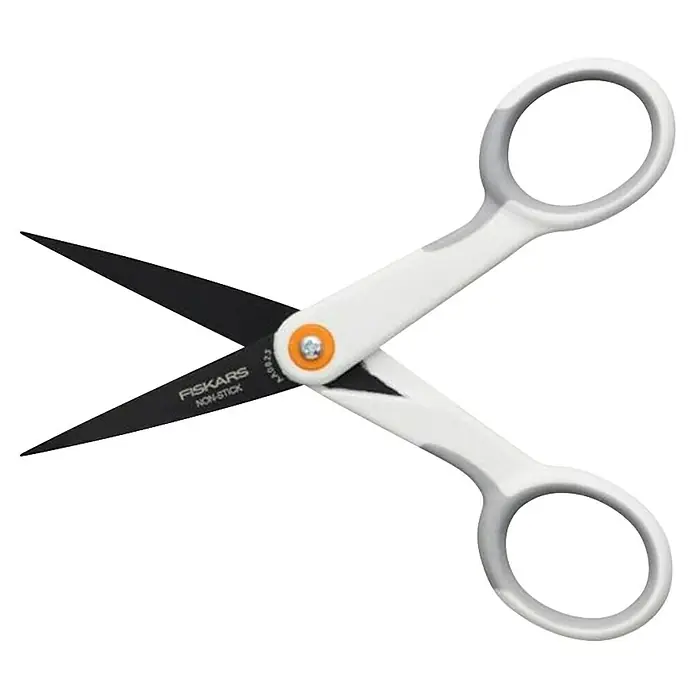 Fiskars Tijeras para manualidades Micro-Tip - Largo: 12,3 cm, Longitud de corte: 4,7 cm, Acero inoxidable - Unas tijeras antiadherentes Fiskars con mangos blancos y cuchillas negras, ideales para cortes precisos y limpieza fácil.