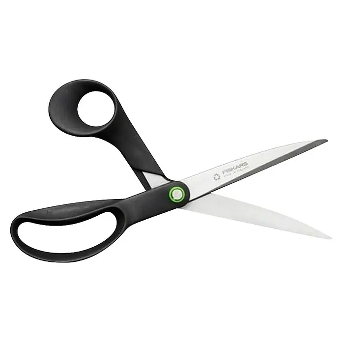 Fiskars Tijera universal multiusos Functional Form ReNew - Largo: 24,9 cm, Longitud de corte: 12,3 cm, Acero inoxidable - Tijeras Fiskars de alta calidad con mangos negros y hojas plateadas, ideales para cortes precisos en diversos materiales.