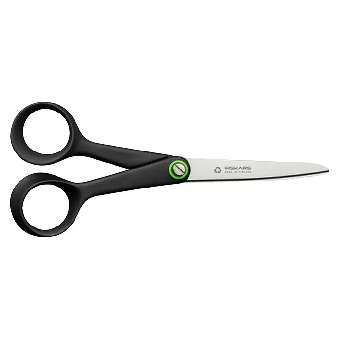 Fiskars Tijera universal multiusos Functional Form ReNew - Largo: 16,7 cm, Longitud de corte: 8 cm, Acero inoxidable - Una foto de cerca de unas tijeras Fiskars negras sobre un fondo negro con las hojas plateadas abiertas.