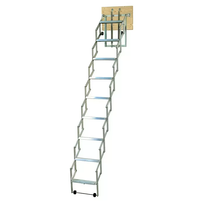 Dolle Bodentreppe Alu fix mit Stirnbrett - Anzahl Stufen: 9 Stk., Passend für: Vorhandene Luken ab 65 x 55 cm - Silberne Metall-Bodentreppe, vollständig ausgefahren, an Holzplatte montiert.