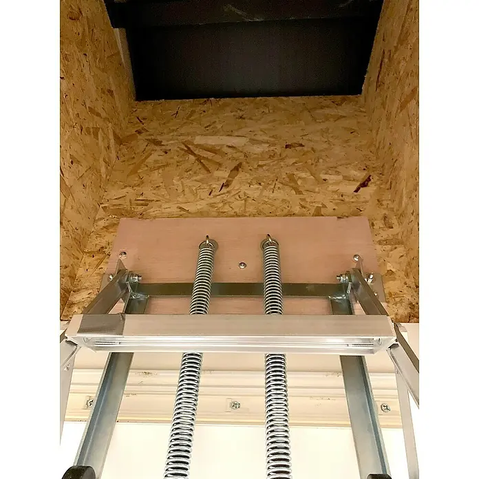 Dolle Bodentreppe Alu fix mit Stirnbrett - Anzahl Stufen: 9 Stk., Passend für: Vorhandene Luken ab 65 x 55 cm - Der Dachbodentreppe mit Federmechanismus. Die Treppe ist ausziehbar und erleichtert den Zugang zum Dachboden. Ideal für kleine Räume.