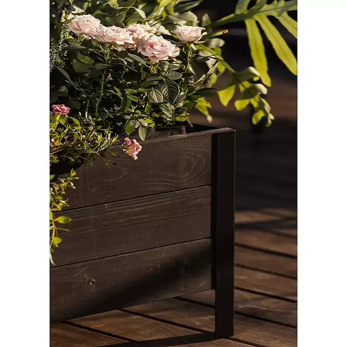 Upyard Pflanzkasten Modernbox niedrig - 36 x 36 x 32 cm, Holz, Schwarz - Dunkelbrauner Holz-Pflanzkasten mit hellrosafarbenen Rosen und Grünpflanzen auf einer Holzterrasse.