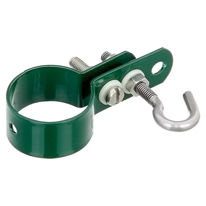 Alberts Zaunschelle - Grün, Passend für: Pfosten mit Ø 38 mm - Detailaufnahme einer grünen Rohrschelle mit Haken und Schrauben. Ideal für Befestigungen im Garten oder im Außenbereich.