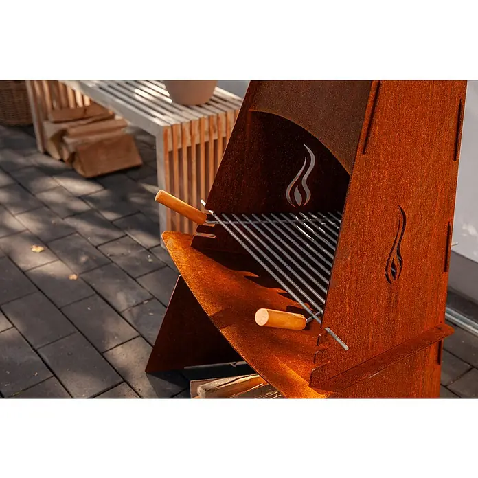 Grillrost für Aduro Gartenkamin - Passend für: Aduro Gartenkamin, L x B x H: 22 x 61 x 9,5 cm - Nahaufnahme eines modernen, rostfarbenen Außengrills mit Grillrost und Holzgriffen, ideal für Gartenpartys.
