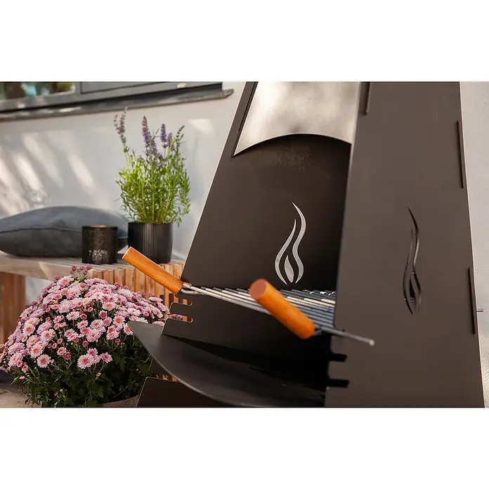 Grillrost für Aduro Gartenkamin - Passend für: Aduro Gartenkamin, L x B x H: 22 x 61 x 9,5 cm - Bild einer modernen Feuerstelle mit Grillrost, umgeben von Blumen und Pflanzen, die eine gemütliche Atmosphäre im Freien schafft.