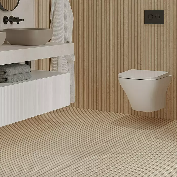 Feinsteinzeugfliese Boseli Wood - 59,8 x 119,8 cm, Beige, Matt - Modernes Badezimmer mit hellbeigem Wand-WC, Holzlamellenwänden und -boden sowie einem schwebenden Waschtisch mit grauer Aufsatzschale.