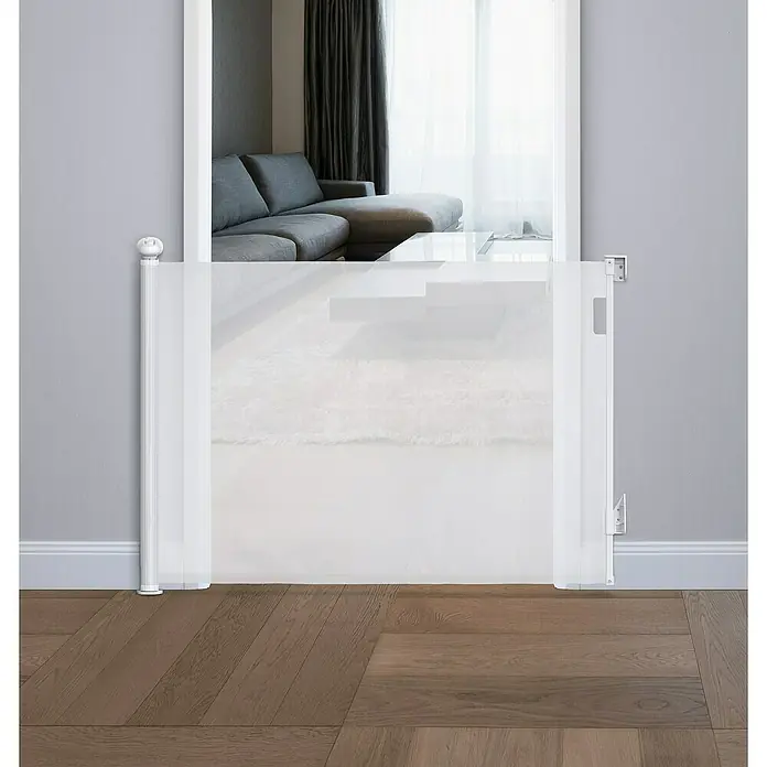 Dreambaby Türschutzgitter - L x H: 140 x 90 cm, Weiß - Das Bild zeigt ein weißes, einziehbares Sicherheitsgitter, das in einem Türrahmen installiert ist, um einen sicheren Durchgang zu gewährleisten.
