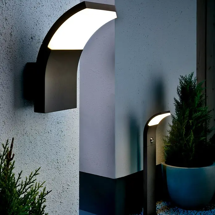 Starlux LED-Sensor-Außenwandleuchte Vincenza - 7 W, L x B x H: 122 x 84 x 190 mm, Silbergrau, Opal, Warmweiß - Moderne Außenleuchten: Eine gebogene Wandleuchte und eine Wegeleuchte setzen stilvolle Lichtakzente im Außenbereich.