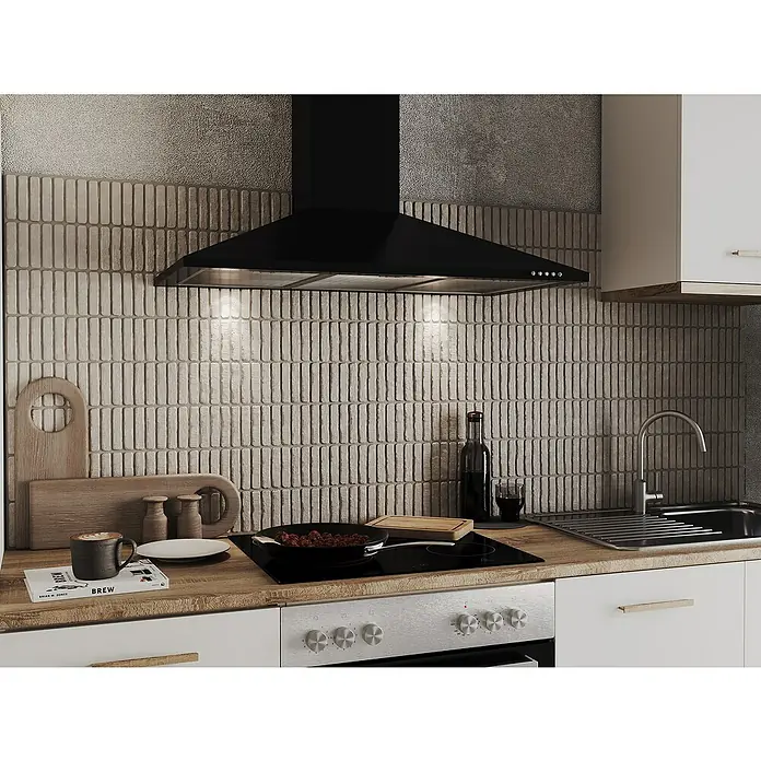 Respekta Kaminhaube KarenaBreite: 90 cm, Max. Gebläseleistung Abluftbetrieb: 326,3 m³/h, Schwarz - Moderne Küche mit Dunstabzugshaube über dem Kochfeld, stilvolles Design und funktionale Ausstattung für kulinarische Erlebnisse.
