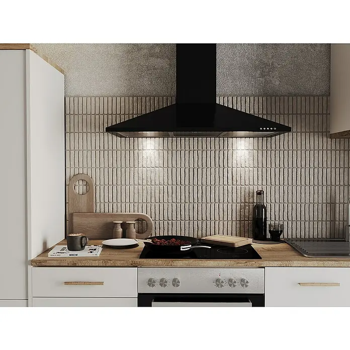 Respekta Kaminhaube KarenaBreite: 90 cm, Max. Gebläseleistung Abluftbetrieb: 326,3 m³/h, Schwarz - Ein Küchenbereich mit einem modernen Herd und Dunstabzugshaube, umgeben von stilvollen Accessoires und neutralen Farbtönen für ein gemütliches Ambiente.